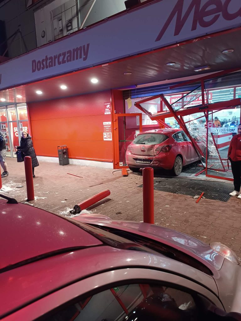Auto wjechało w witrynę sklepu w Starym Mieście! Efekt domina na parkingu