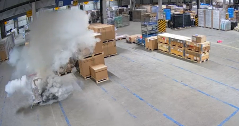 Tak doszło do pożaru hali magazynowej pod Poznaniem. Wystarczyła jedna paczka