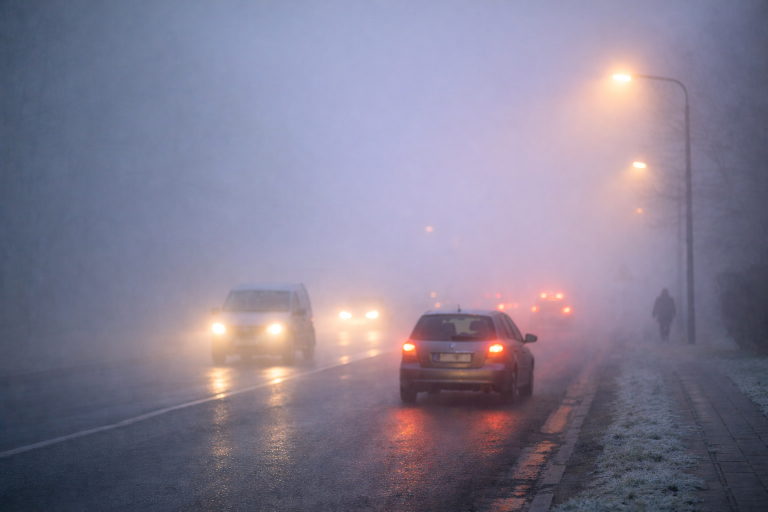 IMGW ostrzega przed gęstą mgłą w nocy z poniedziałku na wtorek