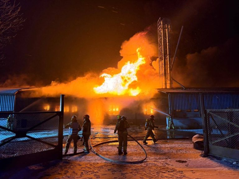 Potężny pożar hali w Cieninie Zabornym. W akcji blisko 20 zastępów straży pożarnej