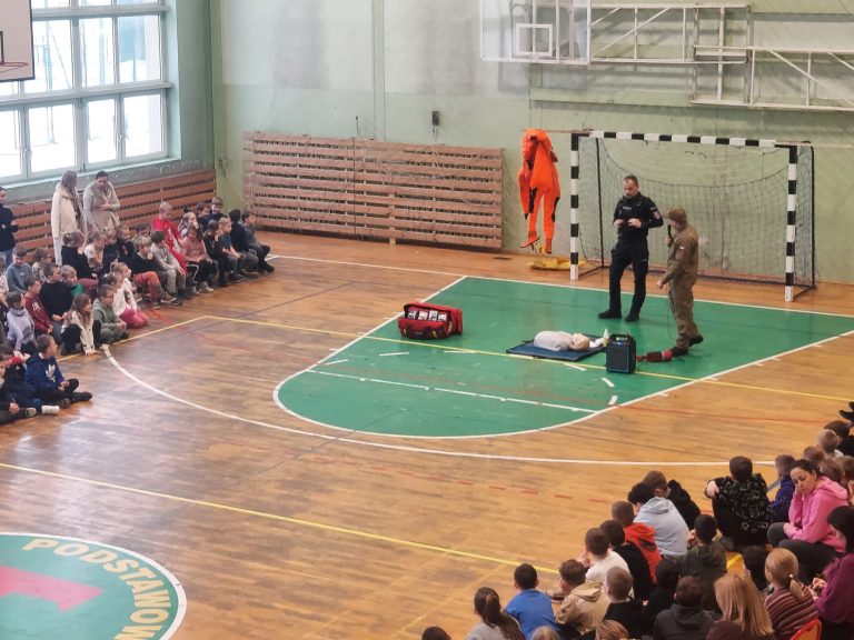 Bezpieczeństwo przede wszystkim. Policjanci ze Ślesina odwiedzają szkoły