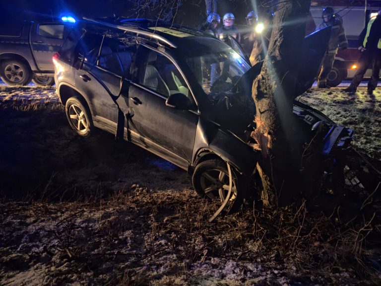 Nocne zderzenie z drzewem w Ostrowążu. Trudne warunki na drogach gminy Ślesin