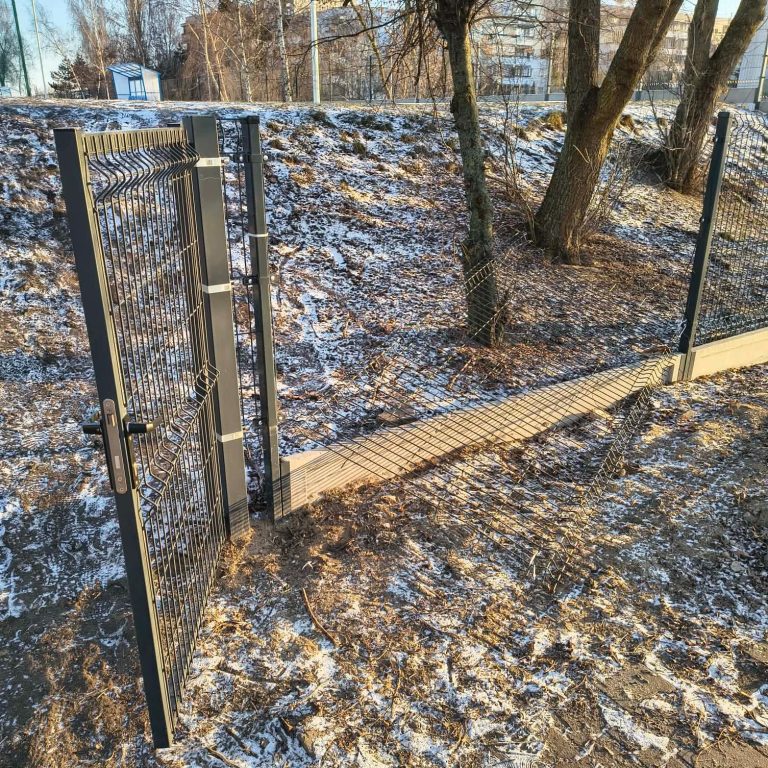 Chuligański wybryk pod III LO w Koninie. Zniszczono ogrodzenie boiska