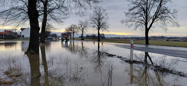 Utrudnienia na K-92 w miejscowości Cząstków. Woda z pól zalała jezdnię [Aktualizacja]