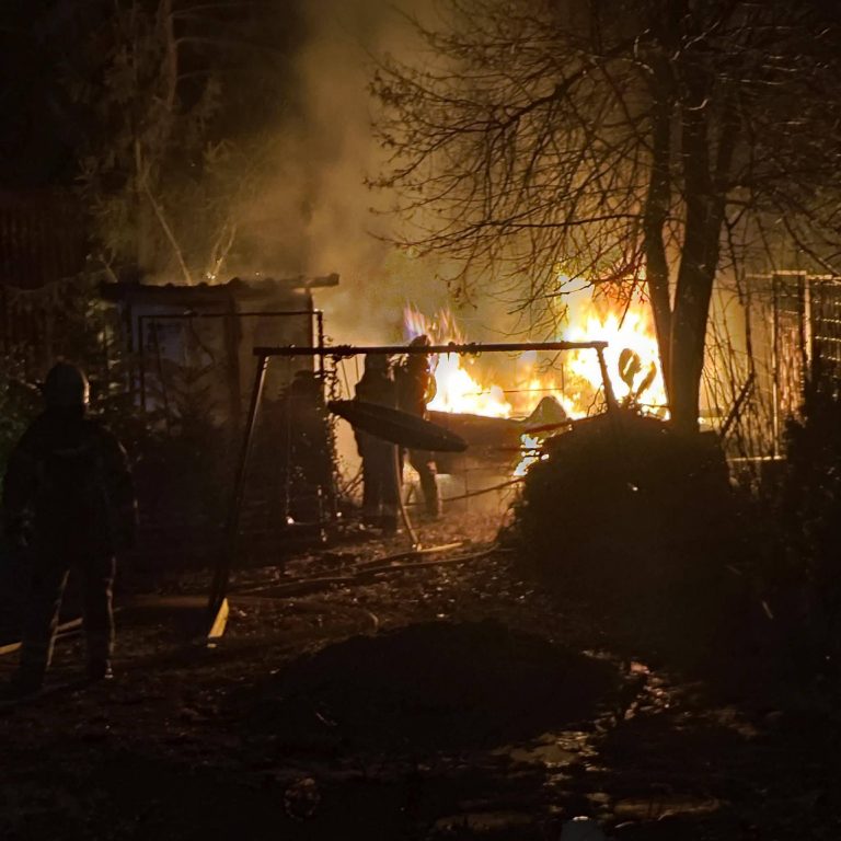 Nocna akcja strażaków w Grabcach. W ogniu stanęła przyczepa i altana