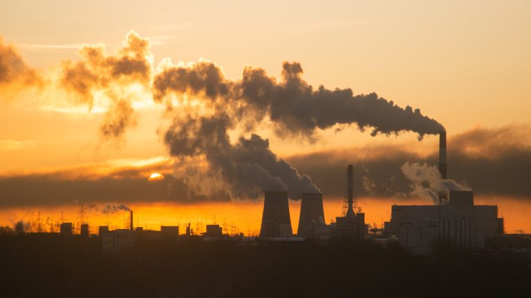 UE zaostrza politykę klimatyczną. 90 proc. redukcji emisji do 2040 roku. Cena zmian oznacza droższe rachunki?