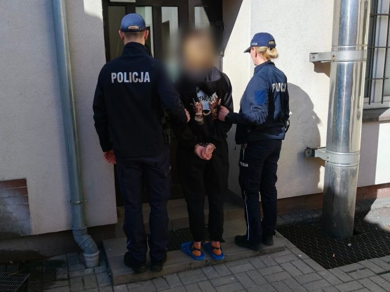 Niebezpieczny „żart” w powiecie kolskim. Zostawili kolegę nagiego w lesie