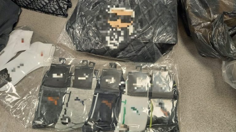 Milionowe straty na targowisku w Turku. Policja zabezpieczyła tysiące „podróbek”