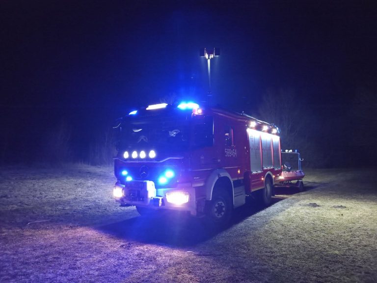 Nocna mobilizacja służb. Samochód miał wpaść do jeziora