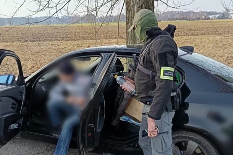 Akcja KAS pod Uniejowem. Setki litrów nielegalnego alkoholu w rękach służb