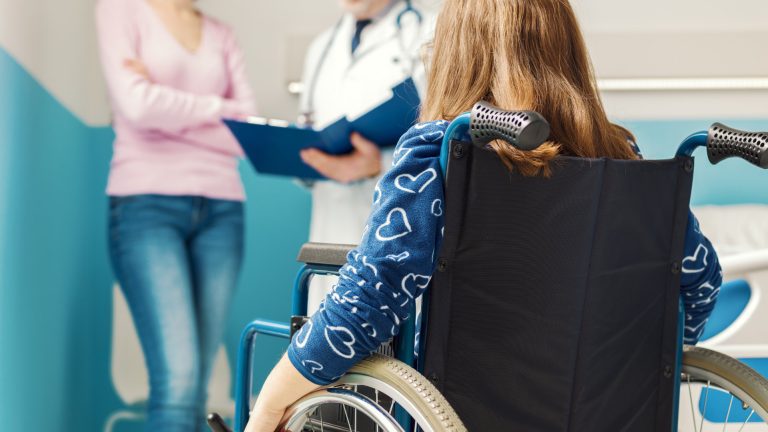 Dramatyczny apel rodziców dzieci z niepełnosprawnościami z Wielkopolski. 8 miesięcy czekania, tysiące złotych wydatków.