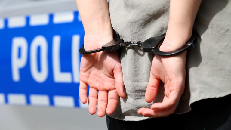 Kierował mimo zakazów – 20-latek z Leszna skazany na więzienie