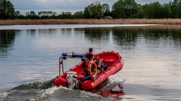 Ciało kobiety znalezione w stawie w gminie Chodów. Policja i prokuratura wyjaśniają sprawę