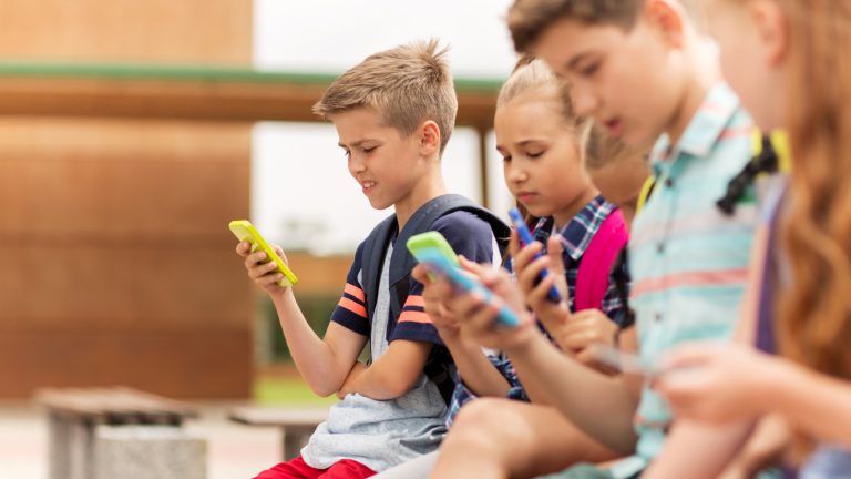 Zakaz telefonów w szkołach podstawowych od 2026 roku. MEN zapowiada nowe przepisy