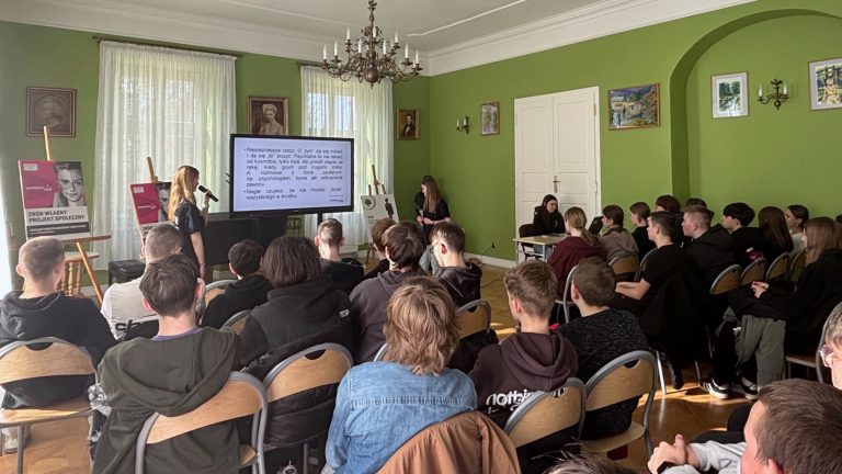 „Akceptuj! Nie oceniaj!” – młodzież z Żychlina realizuje projekt społeczny dla rówieśników