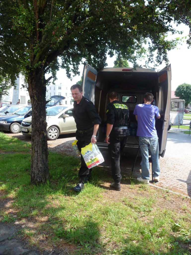 Mundurowi powodzianom