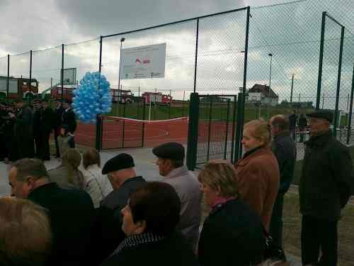 Remiza, świetlica i Orlik w środku wsi