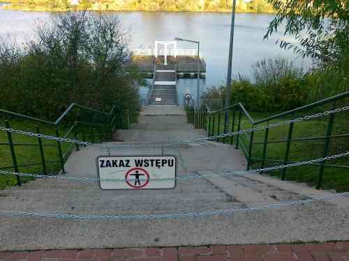 Jezioro miasta, molo prywatnej firmy