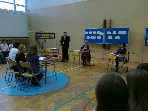 Licealiści przepytali kandydatów na radnych