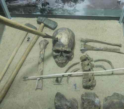 Odciski palców na gzymsie sprzed tysięcy lat