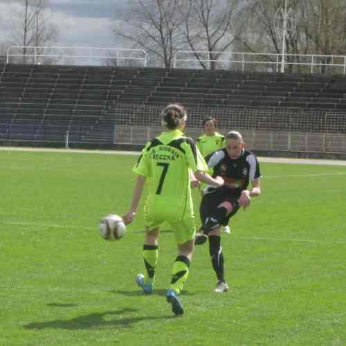 Bramki strzelały grające z wiatrem