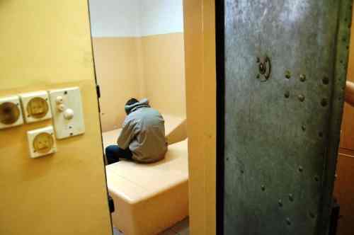 Nielegalna broń u ojca, narkotyki u syna