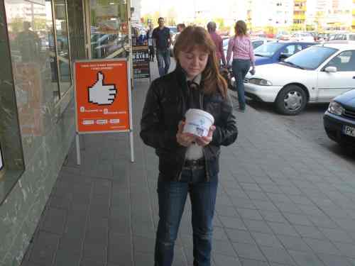 Dwumiesięczne dziecko potrzebuje pomocy