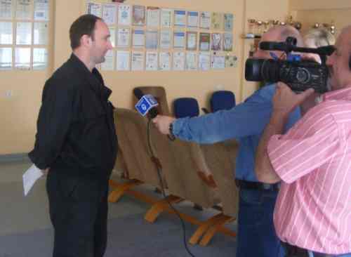 Strażak oko w oko z mediami