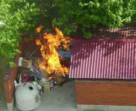 Śmietnikowy podpalacz