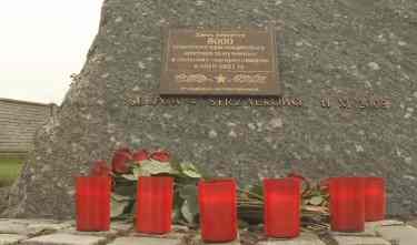 Kto powiesił tablicę?