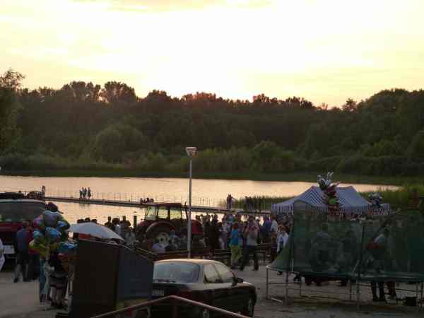 Fajerwerki odbijały się w lustrze wody