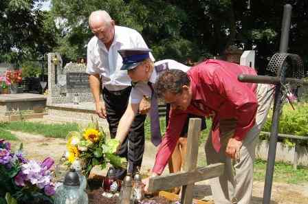 Policjanci pamiętają o zmarłych