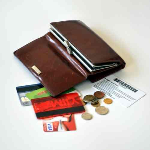 Mężczyzna z kobiecą torebką