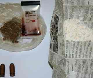 Znaleźli narkotyki i naboje