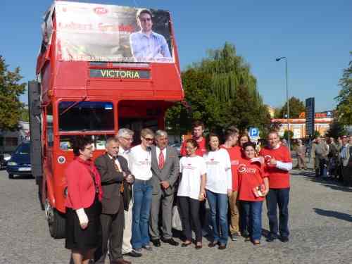 Ulicami mknie autobus SLD