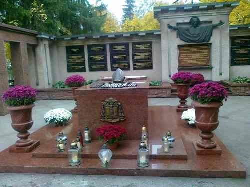 Światełka pamięci na grobie bpa Andrzejewskiego