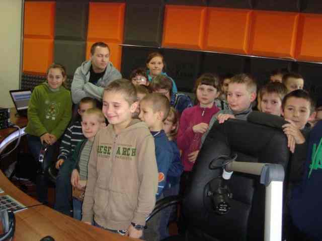 Uczniowie z Kiełczewa – ciekawi radia