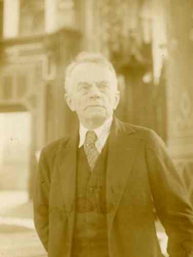 Turek Mehofferem stoi