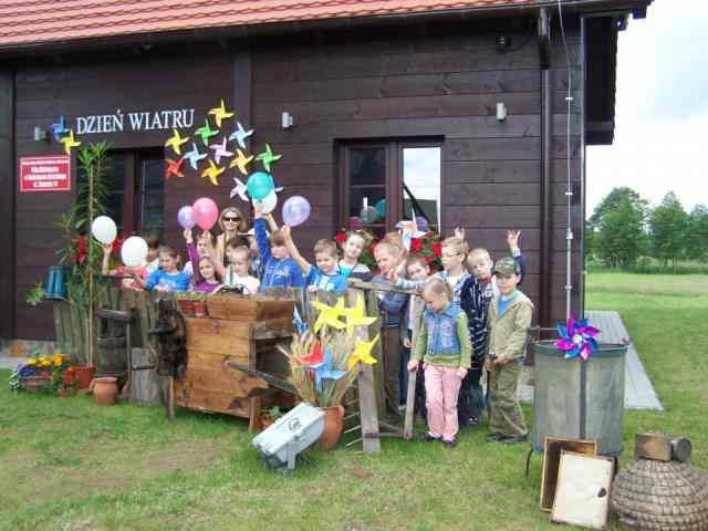 Światowy Dzień Wiatru przy wiatraku