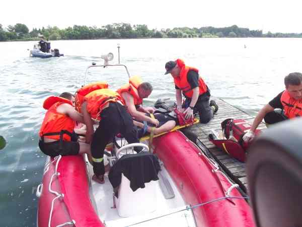 Wywrotka na jeziorze – ratownicy w akcji