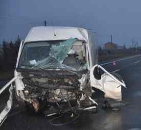 Czołowe zderzenie na drodze krajowej, zginęła młoda kobieta