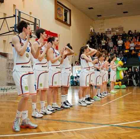 Koszykarki walczą o pierwszą ligową pozycję