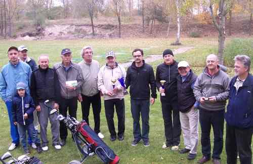 Mentalni golfiści na polu w Golinie