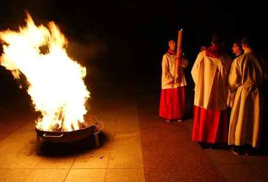 Setki wiernych w bazylice