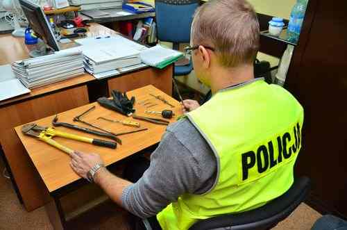 Seryjny włamywacz pod policyjnym nadzorem