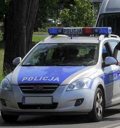 Kierowca szkolnego autokaru na podwójnym gazie