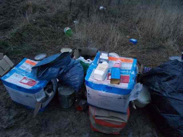 Podejrzane pojemniki na wysypisku