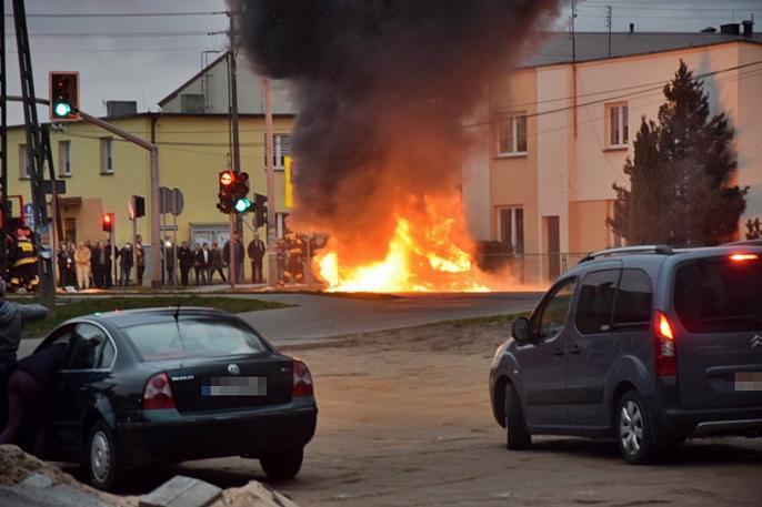 Mercedes płonął w centrum Malanowa