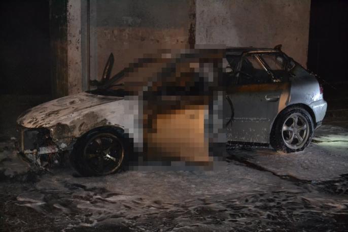 Spłonęli w samochodzie