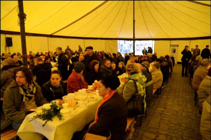 Wielkanocne śniadanie na Placu Wolności (VIDEO)
